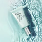 کرم مرطوب‌کننده استی لادر با SPF15 روی پس‌زمینه‌ای از آب شفاف